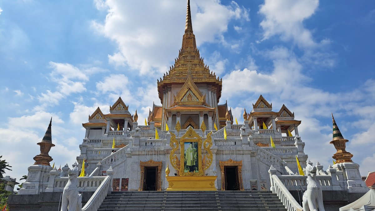 黄金の仏塔がそびえ立つ荘厳な外観