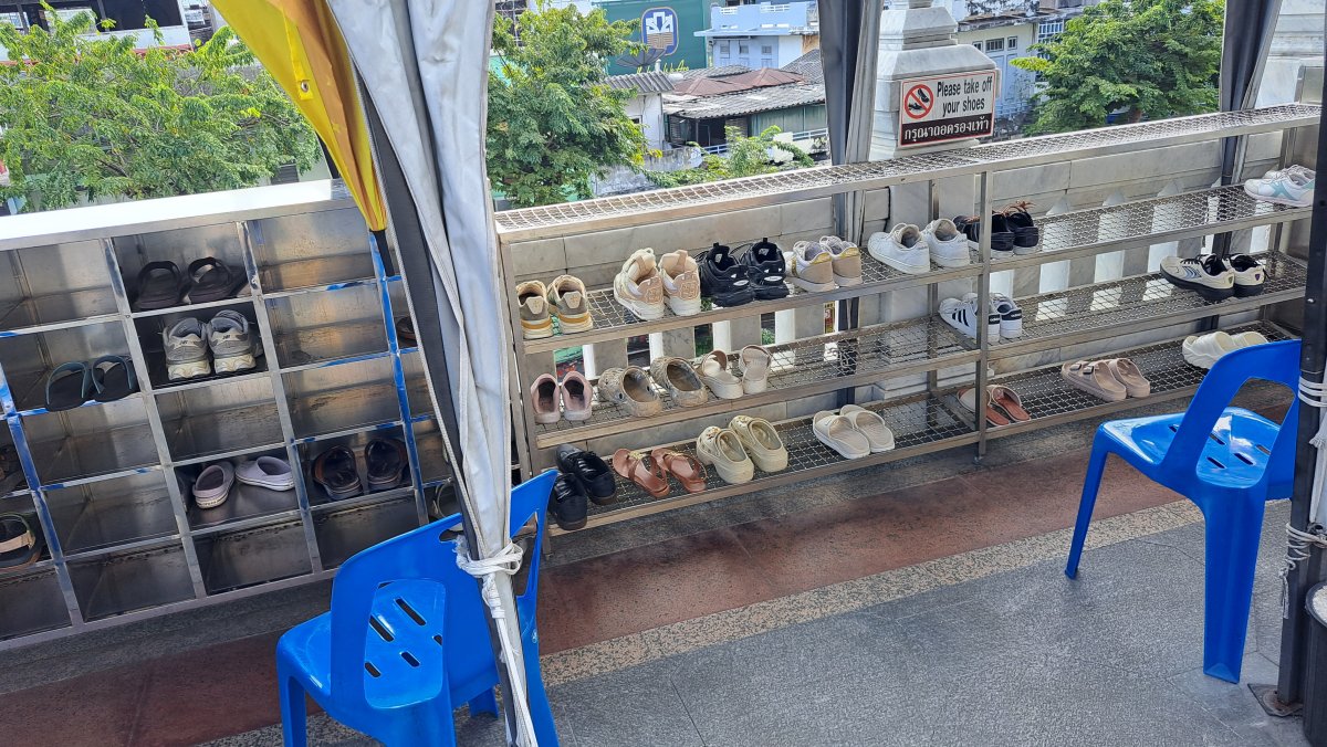 靴脱ぎ場