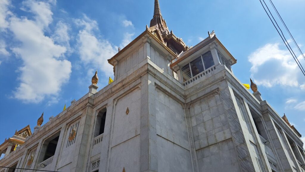 ワット・トライミット の外観