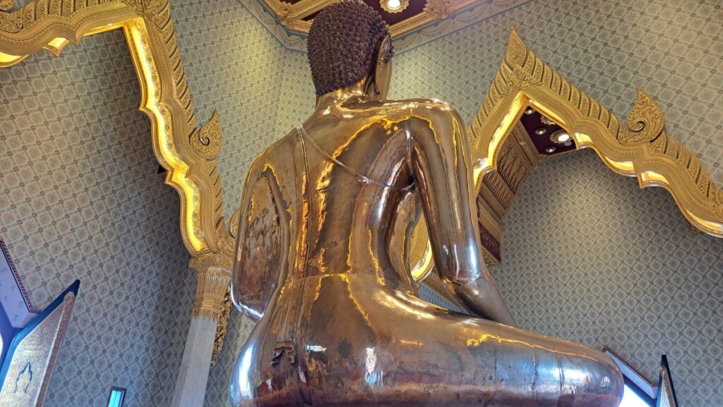 本堂内の黄金仏の背中