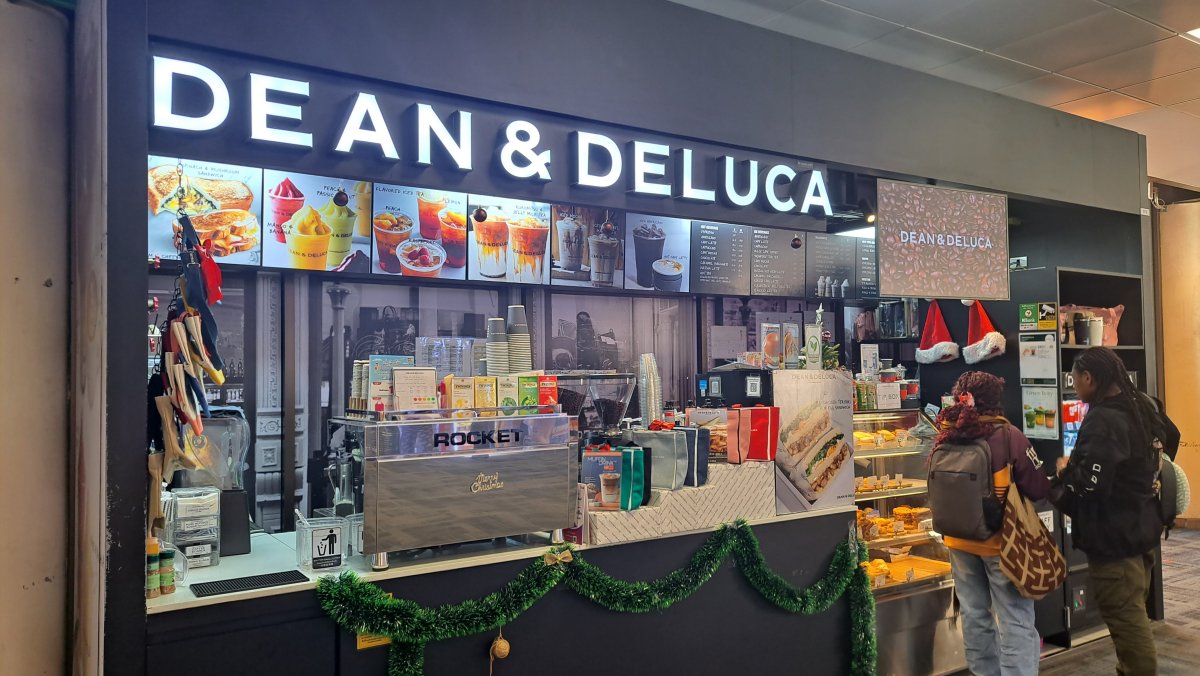 ドンムアン空港内の DEAN & DELUCA