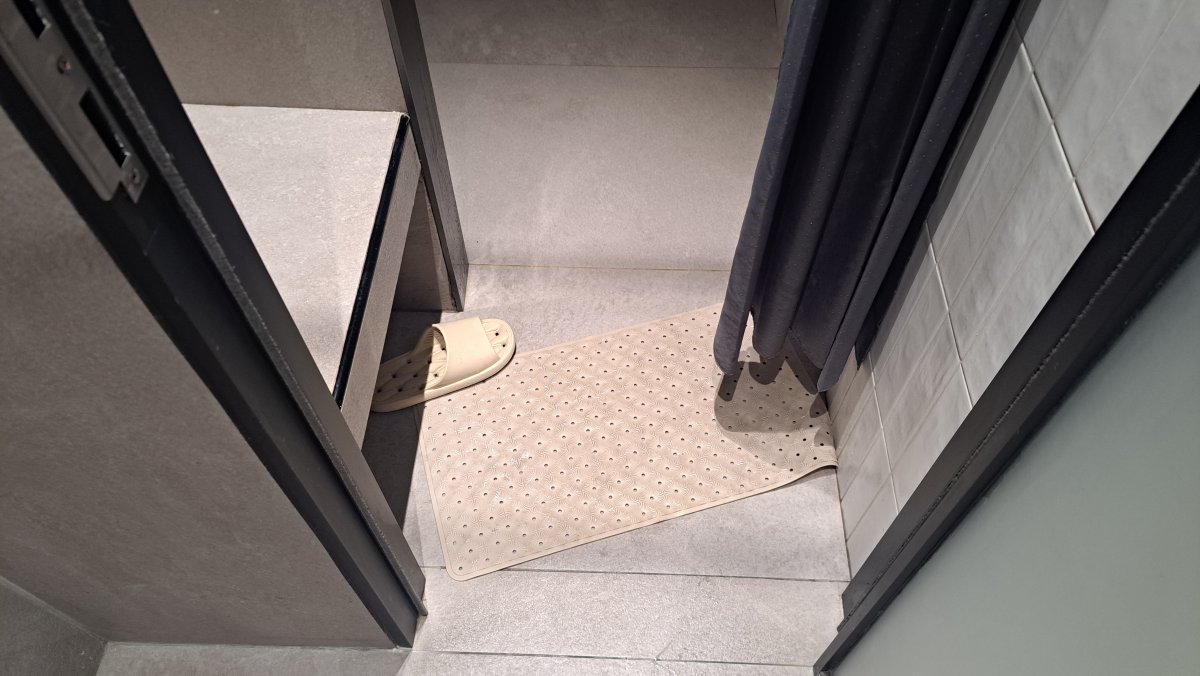 着替えエリアの床がビショビショになる