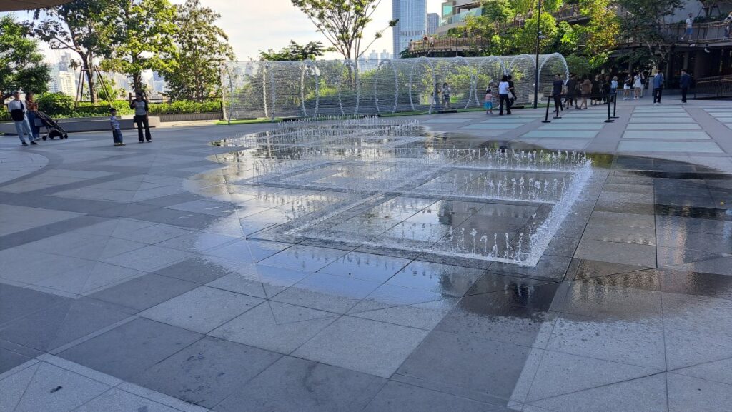 セントラルパーク屋上庭園入って直ぐにある噴水