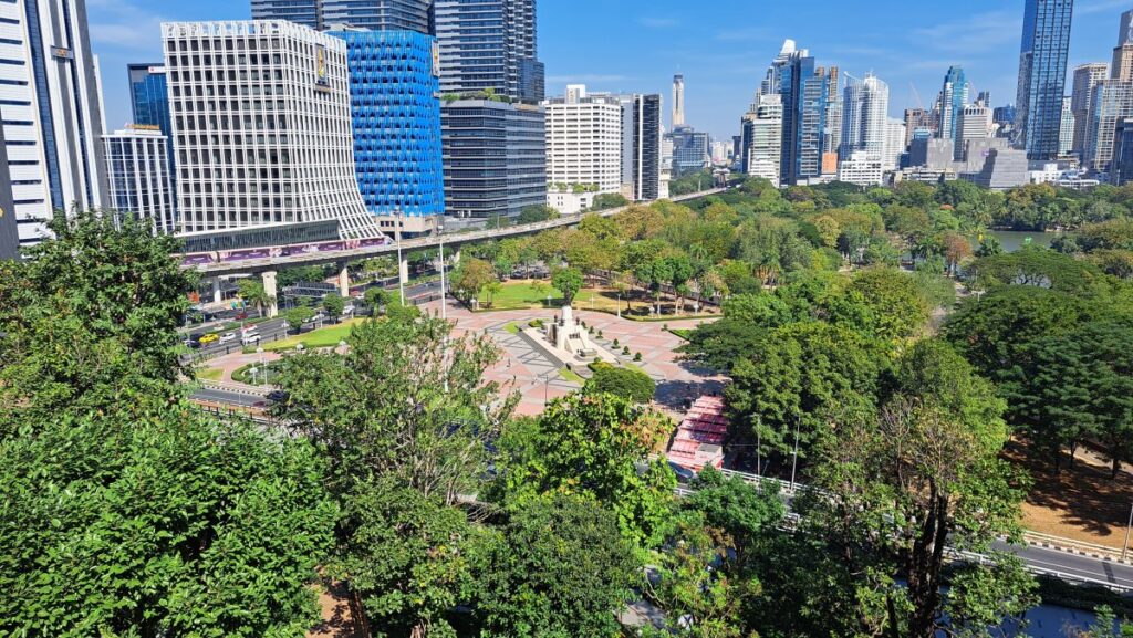セントラルパーク屋上庭園から見るルンビニー公園の入り口広場の様子。
