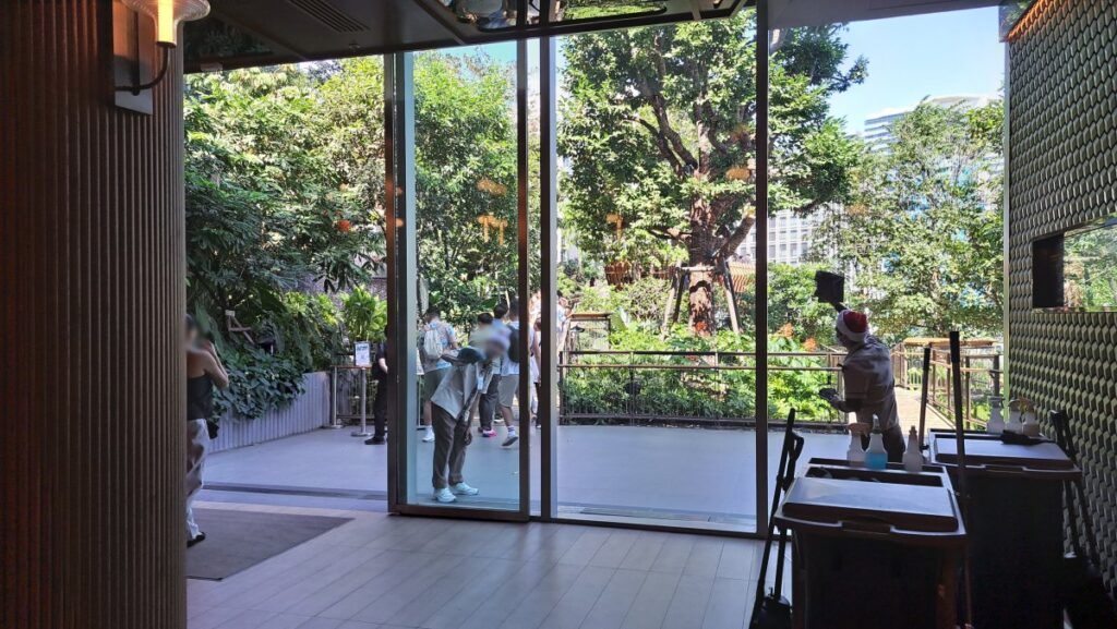 屋上庭園を歩いて館内に戻ったところ