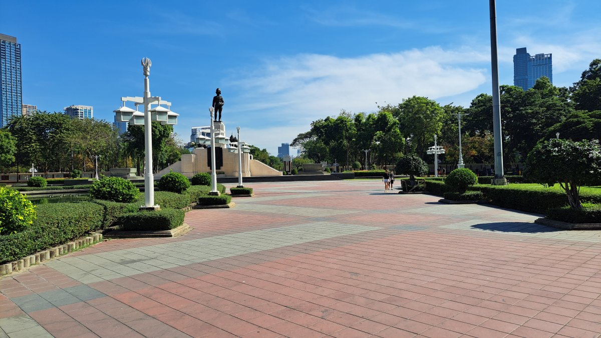 日中は暑いルンビニー公園内