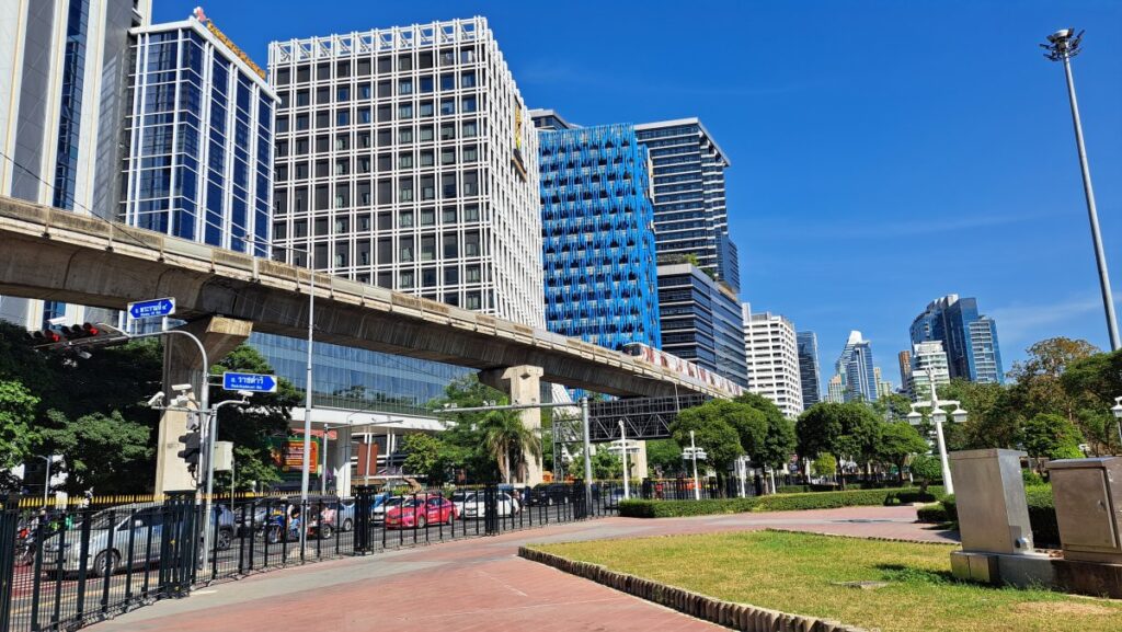 シーロム駅を出てルンビニー公園に入るところ