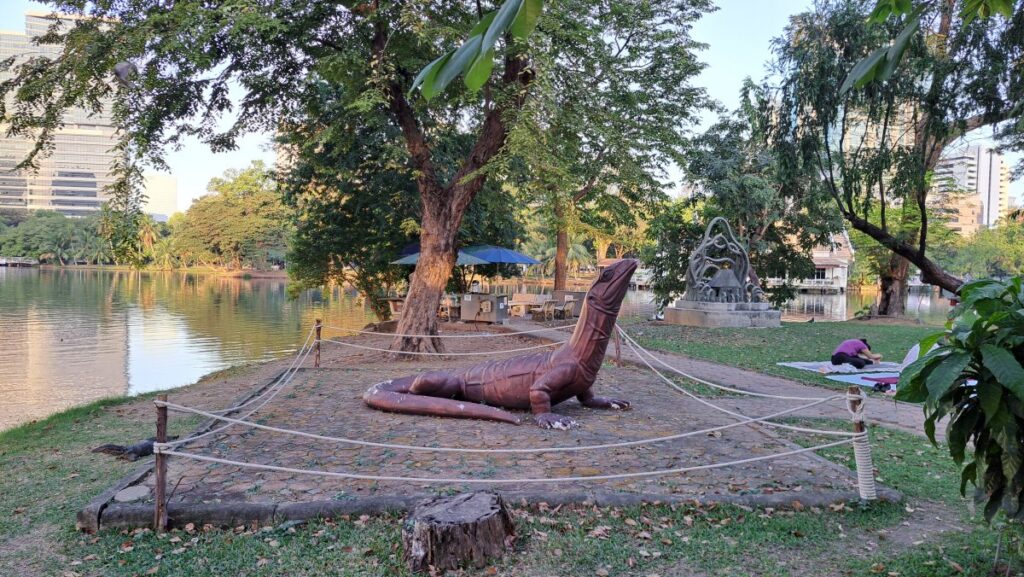 ルンビニー公園内にある大トカゲのモニュメント。