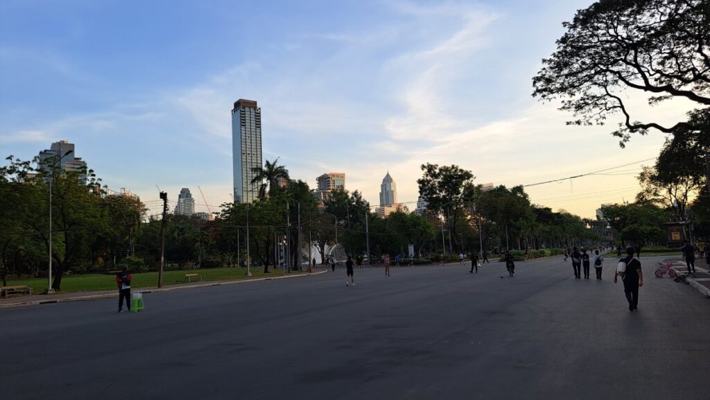 明け方のルンビニー公園、この時間帯は涼しく散策できる