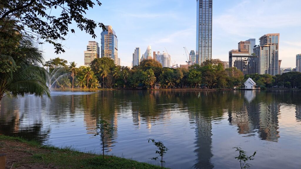 ルンビニー公園は池が大きく、水面に映る高層ビル群との対比が美しい。