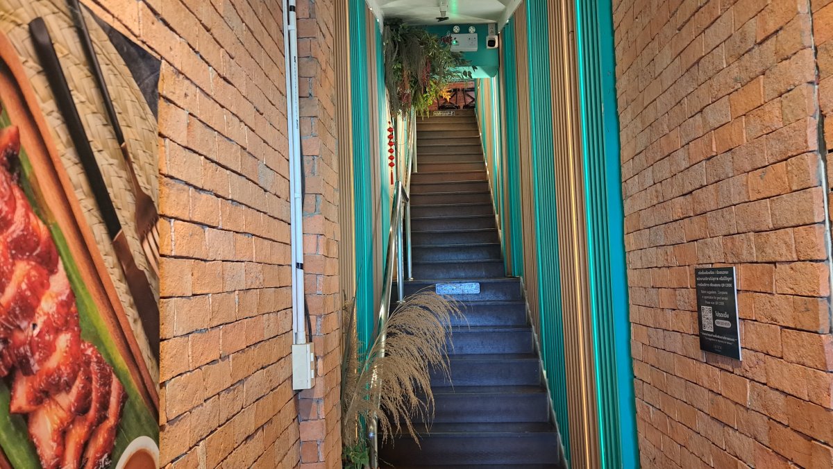 階段を上った先がレストランになっています。