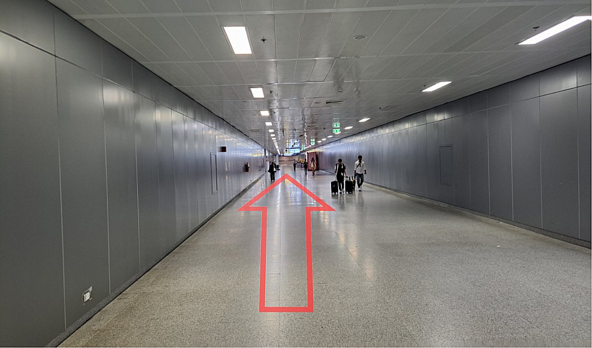 長い通路に出ますが、構わず進みます。