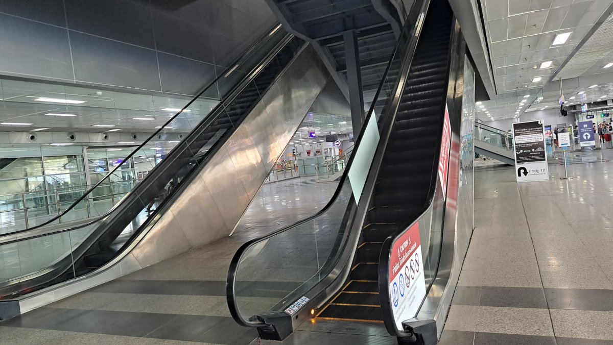 改札入って直ぐ手前のエスカレーター