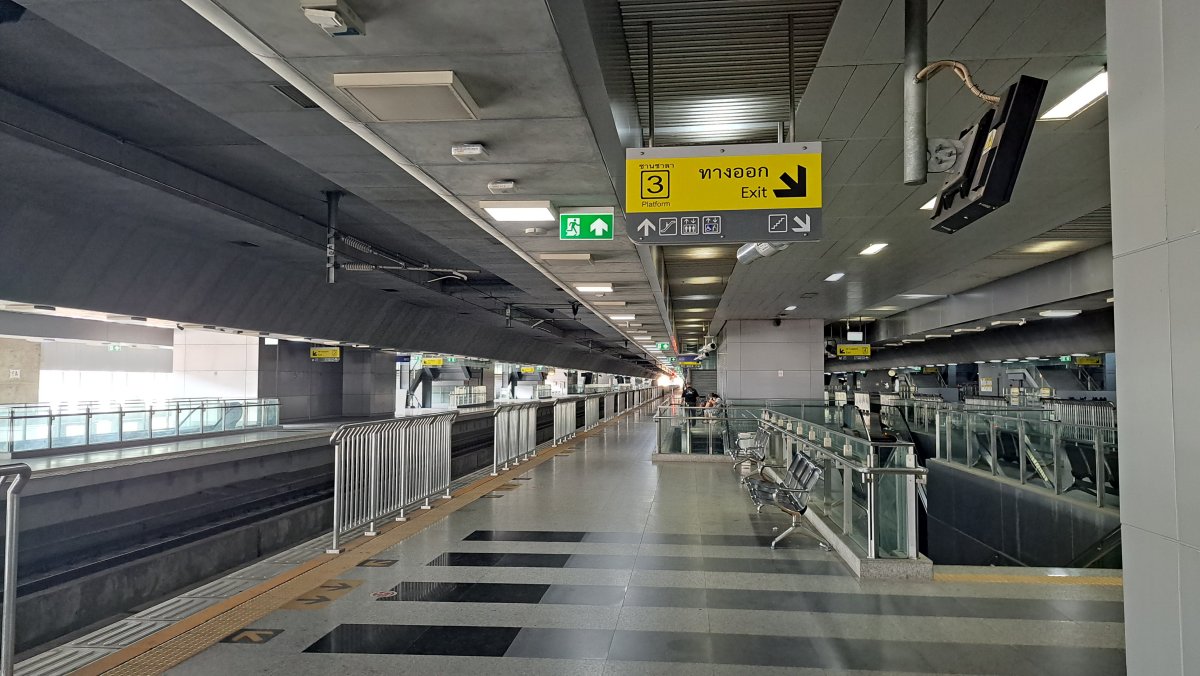 ３番ホームで待ちます