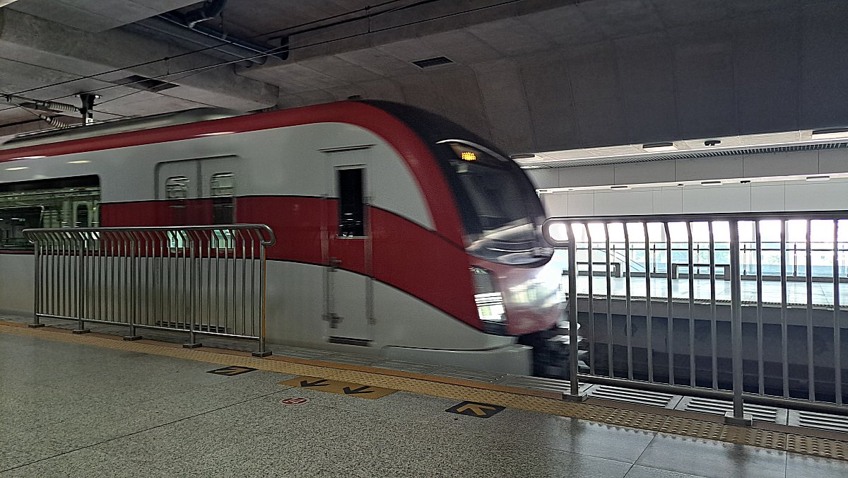 きた電車（RED LINE）に乗車します。