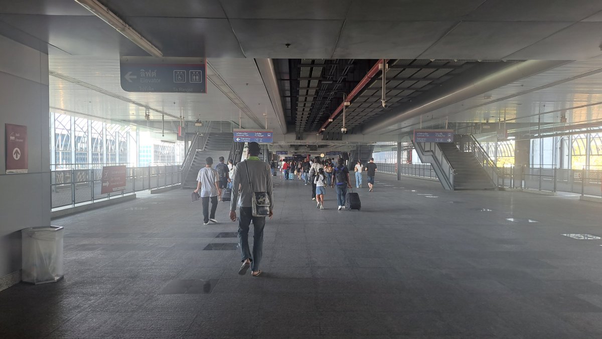 １番出口に続く改札を出る