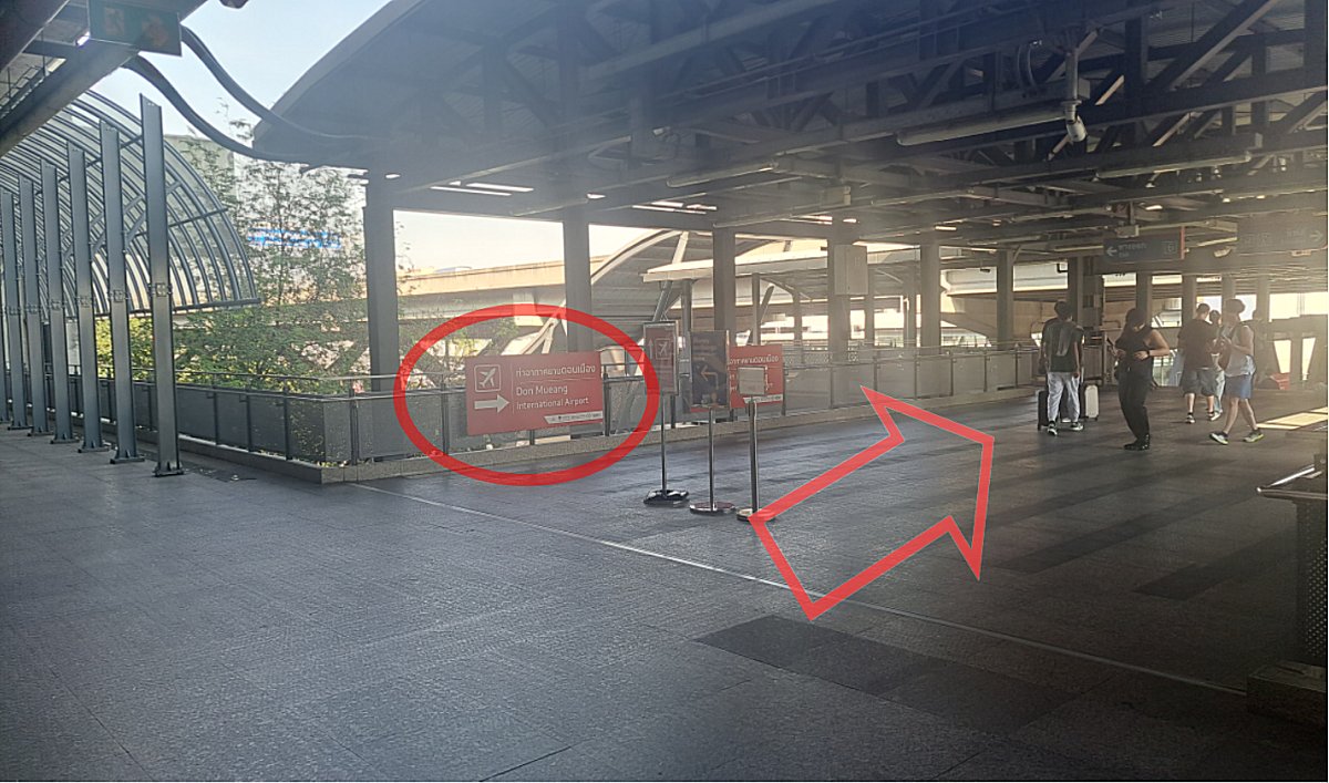 随所にエアポートへの案内があるので、案内に沿って進みます。