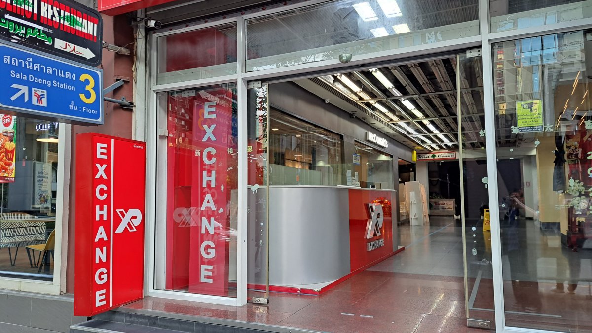 マクドナルド横の赤い両替所