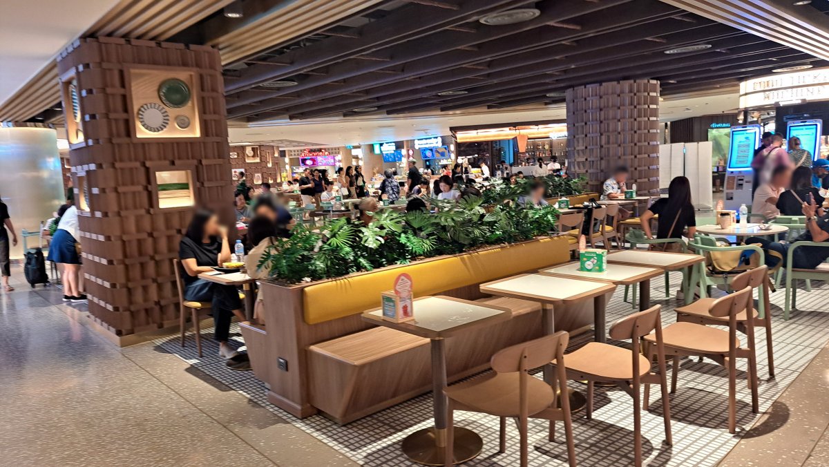 店舗数の多いオシャレさもあるフードコート