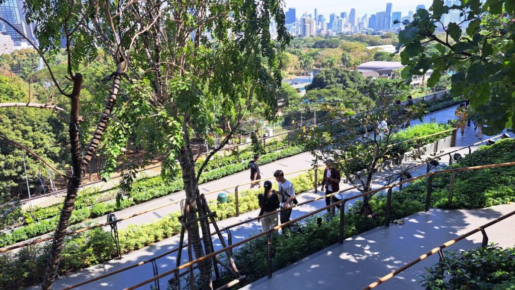 セントラルパーク屋上庭園の様子、そのままルンビニー公園まで続いていくような作りです。