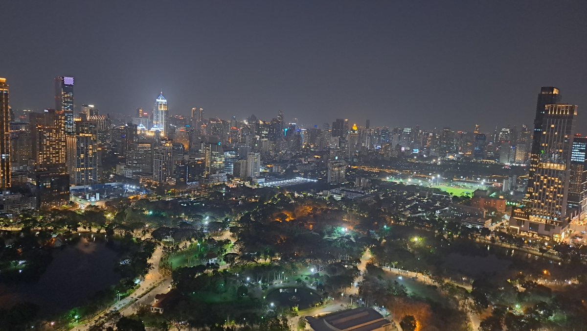 ルンピニ公園方面を望む圧巻の夜景