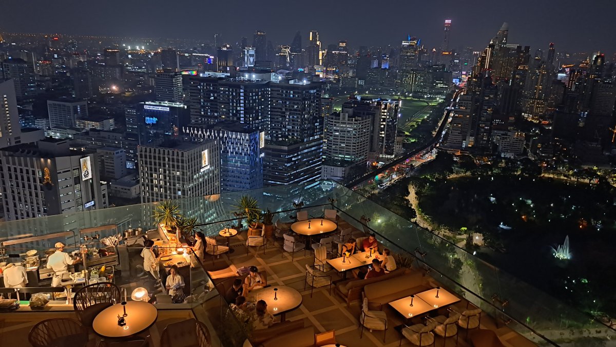 ルーフトップのテーブル席からも夜景を望むことができる