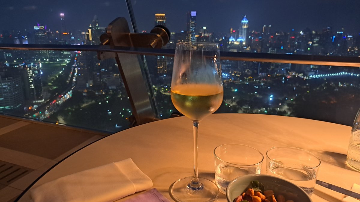 ルーフトップバーで頂くグラスワイン