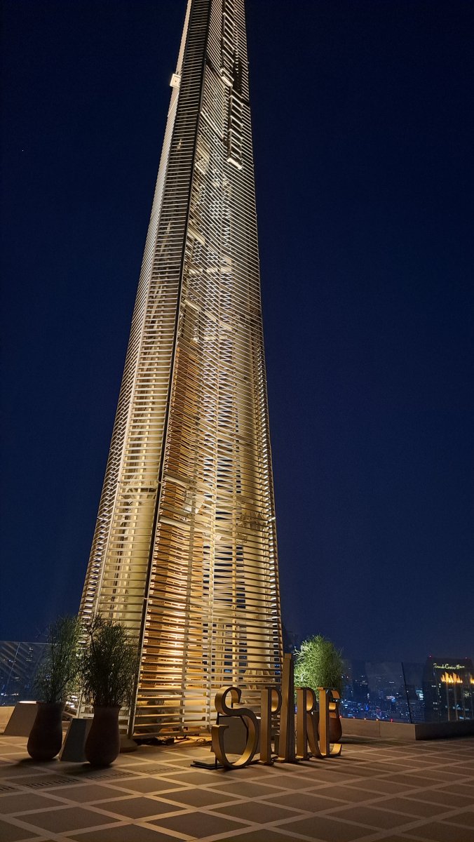 スパイアルーフトップバーの尖塔