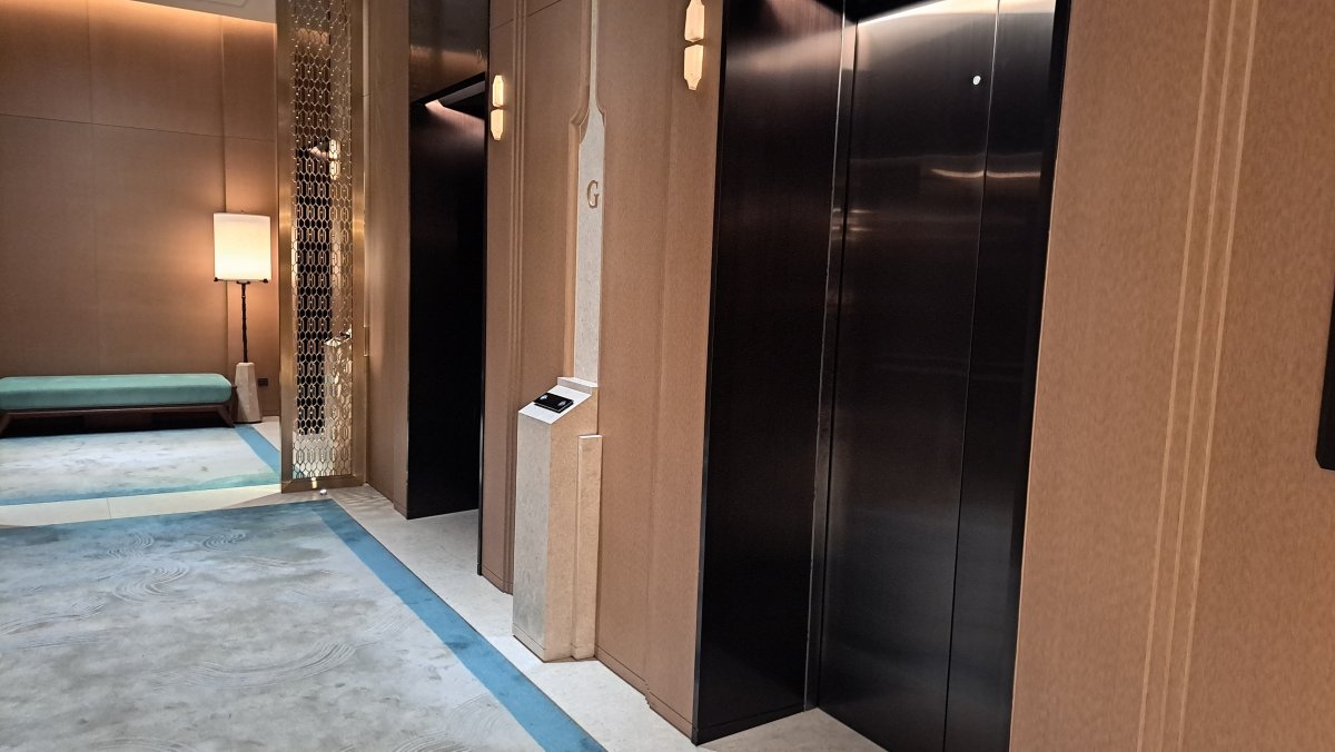 39階へ上るエレベーター