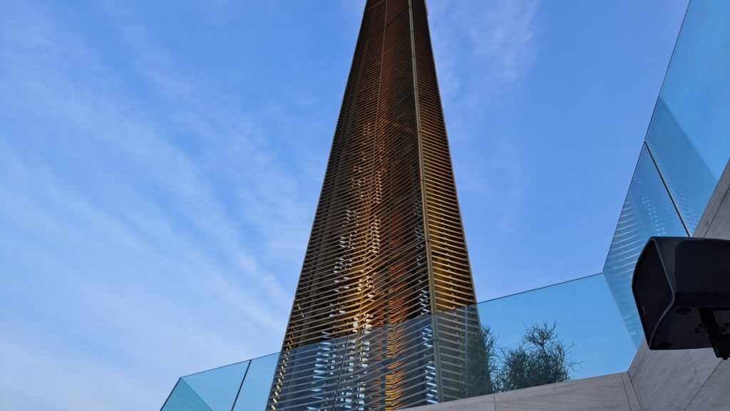 青空に向かってそびえ立つ尖塔