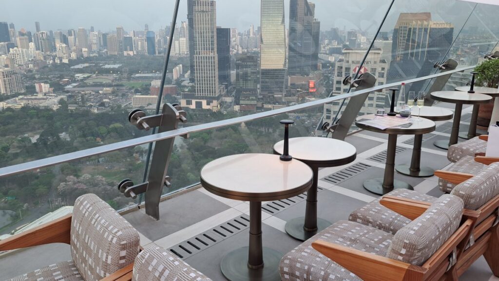 ルーフトップバーのテーブル