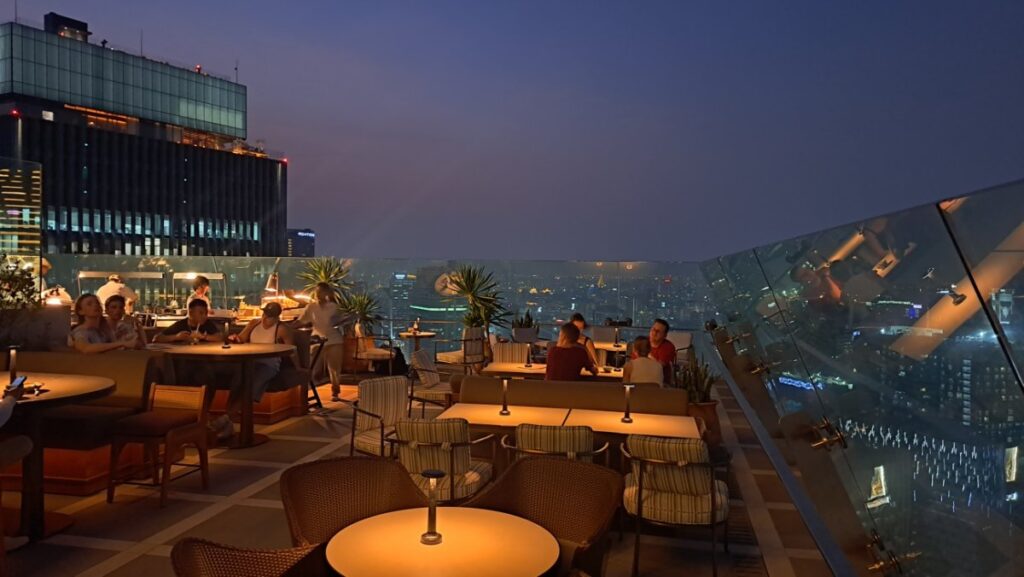 夜のバーの雰囲気