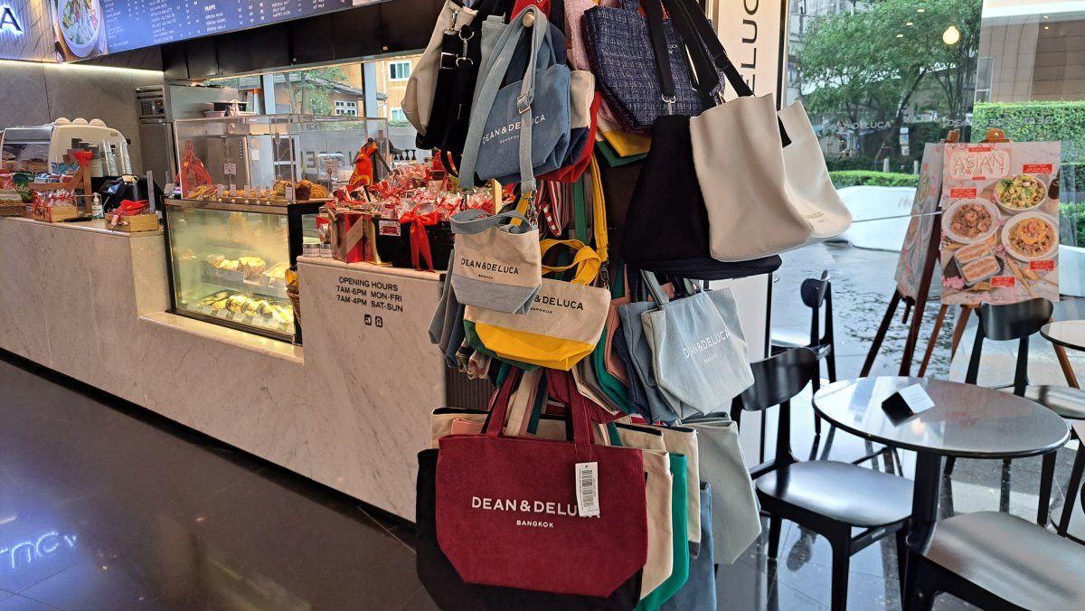 「Sathorn Square」店の販売グッズ