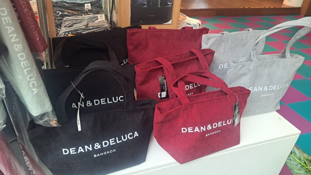 ちょっと近所にお出かけする際に便利な小さめのトート手さげバッグ