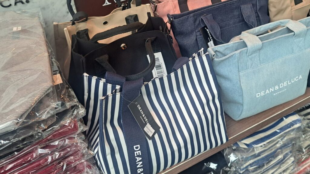 ストライプデザインのバッグはとてもオシャレ