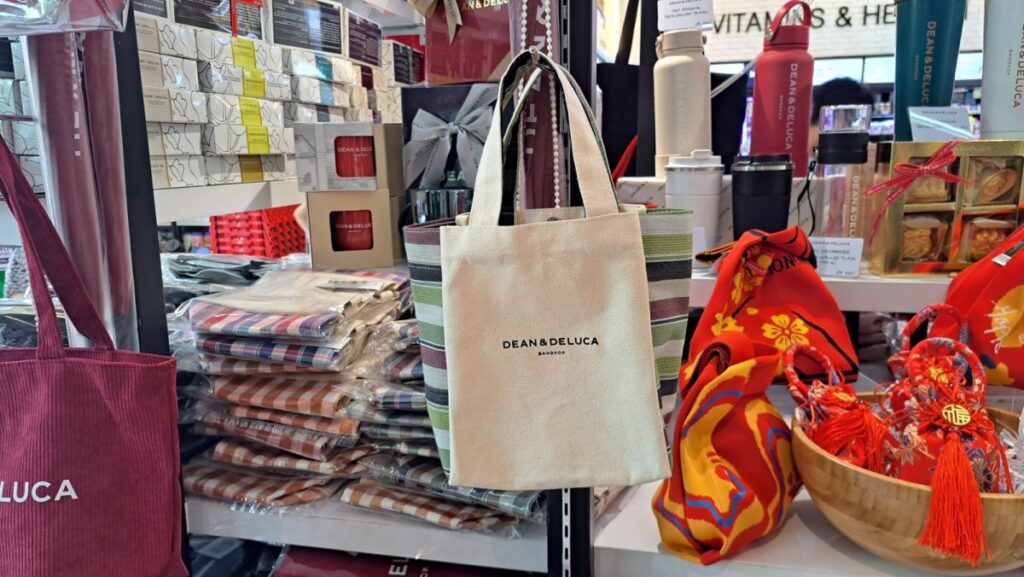 左右にカラフルな配色が施されたかわいいデザインのトートバッグ