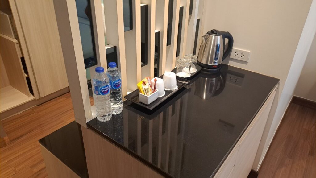 サービスのお水とティーセット