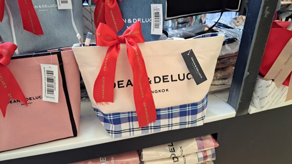 バレンタインデー間近の商品展示です。リボンが付いていてかわいい。