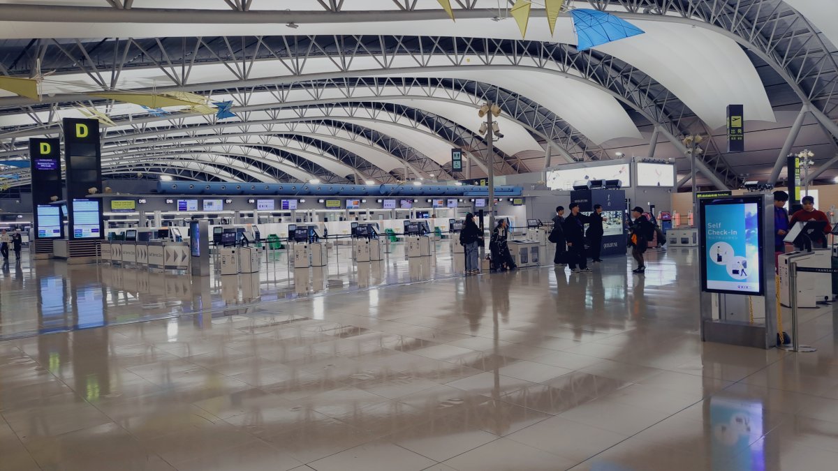 4階の国際線出発チェックインカウンターはガラガラです。