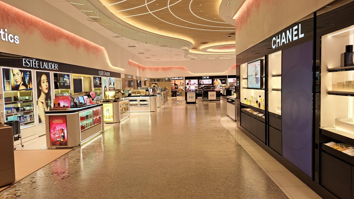 出国後の免税店エリア