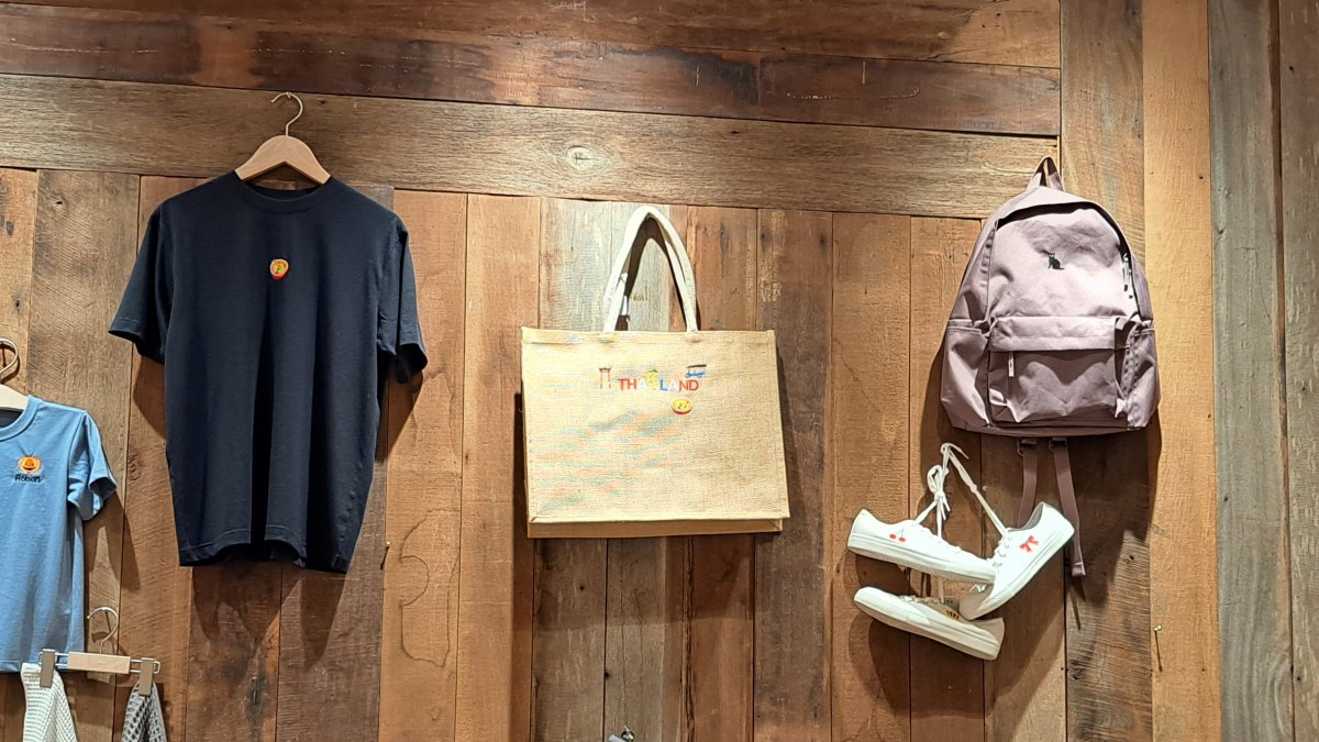 壁に飾っているオリジナルグッズの例