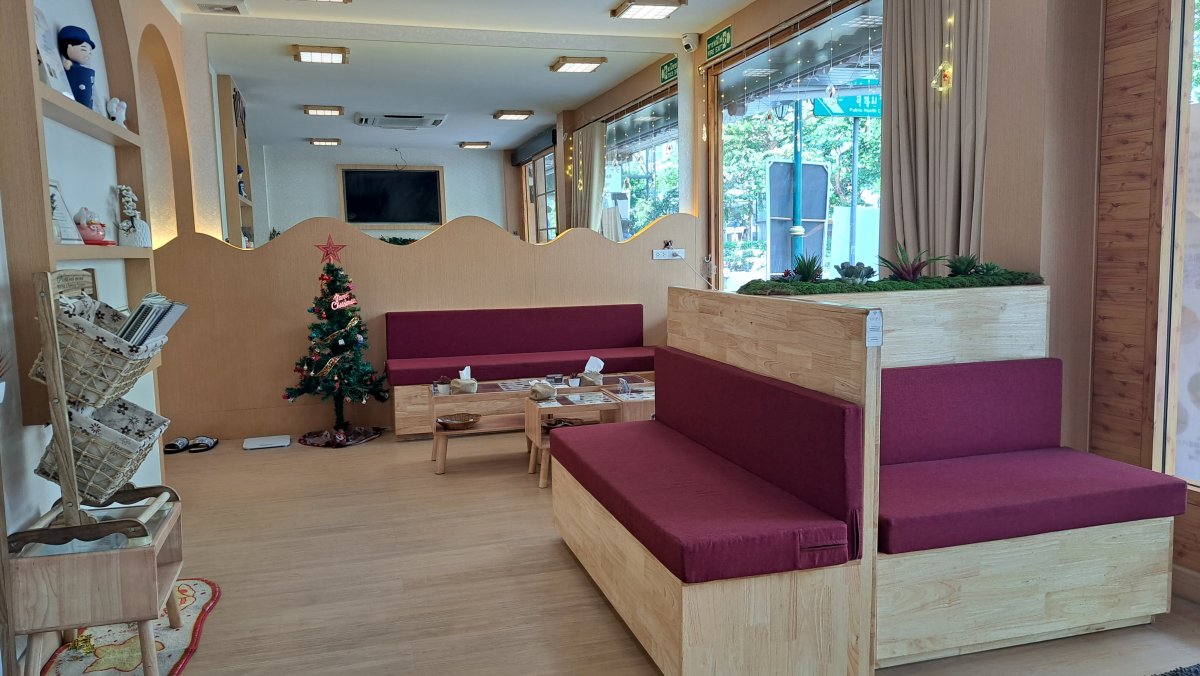 落ち着いた雰囲気、木の香りを感じさせる店内