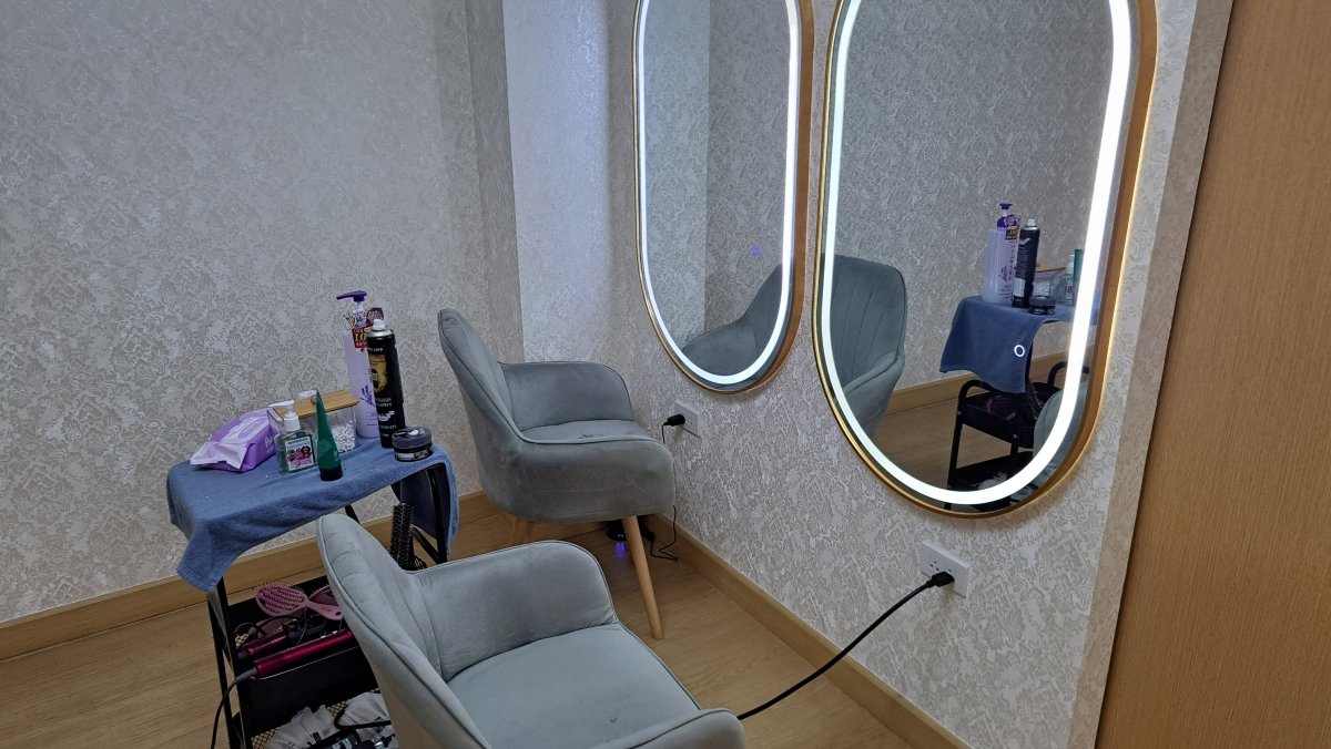 ドライヤーで髪を乾かすところ