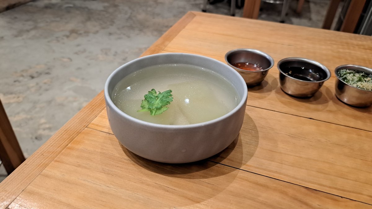 スープが配膳される