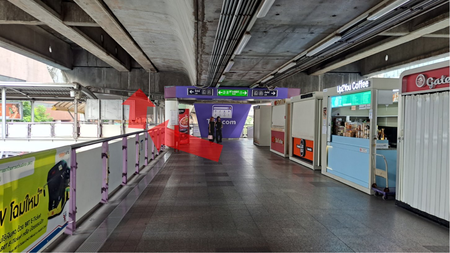 改札を出て②⑤番側をそのまま真っすぐ進んでから少し左に曲がり、さらに前方向に向き直して、またまっすぐ進みます。