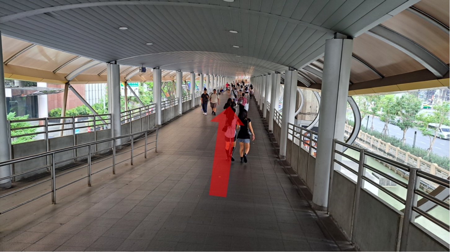 しばらくまっすぐ進む