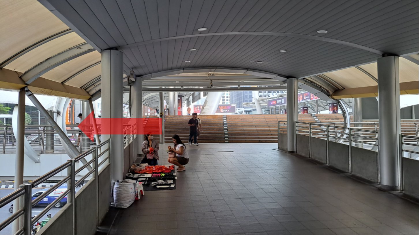 階段手前を左に曲がる