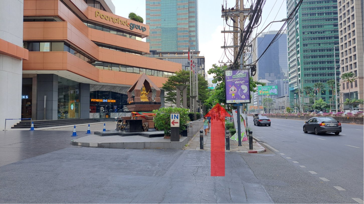 左側に茶色い建物を見ながら歩道を進む