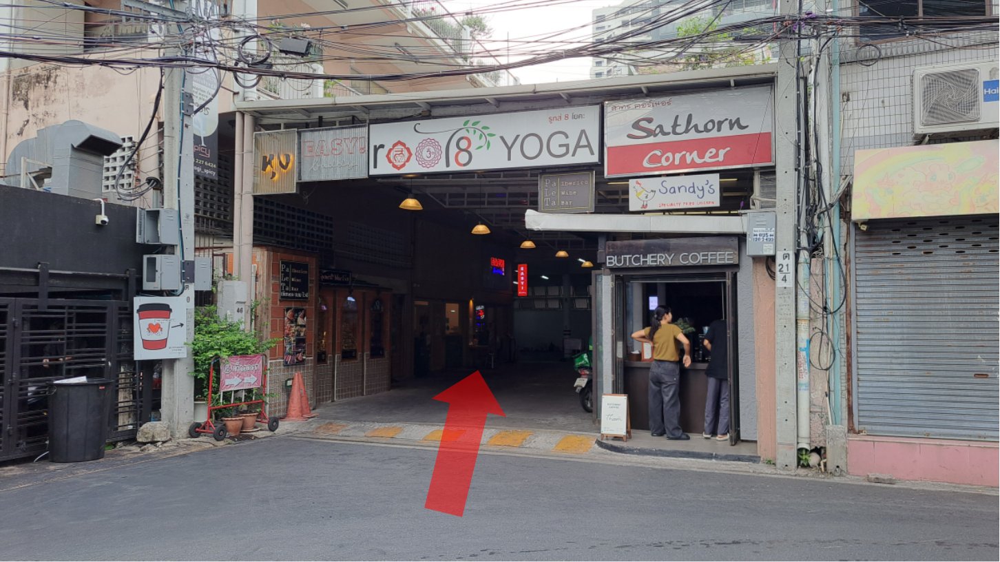 突き当りの建物の中に入る