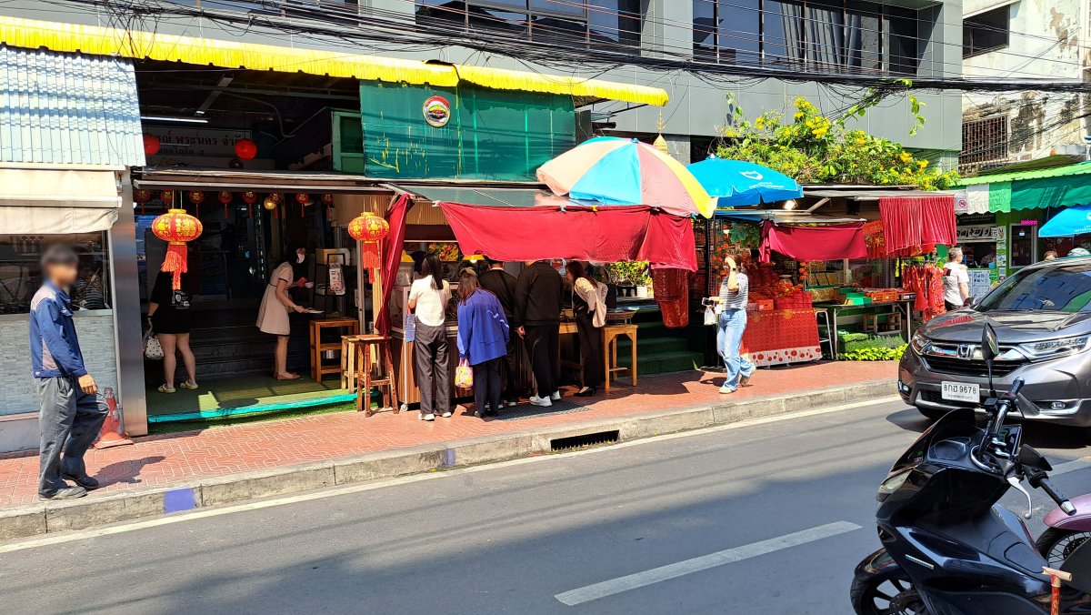 あり駅の街角の屋台